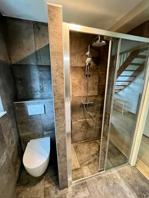 Badezimmer mit Dusche und WC