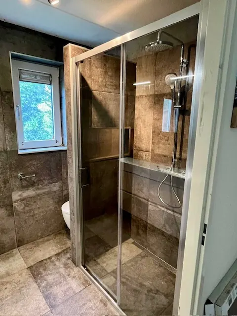 Dusche im neuen Badezimmer