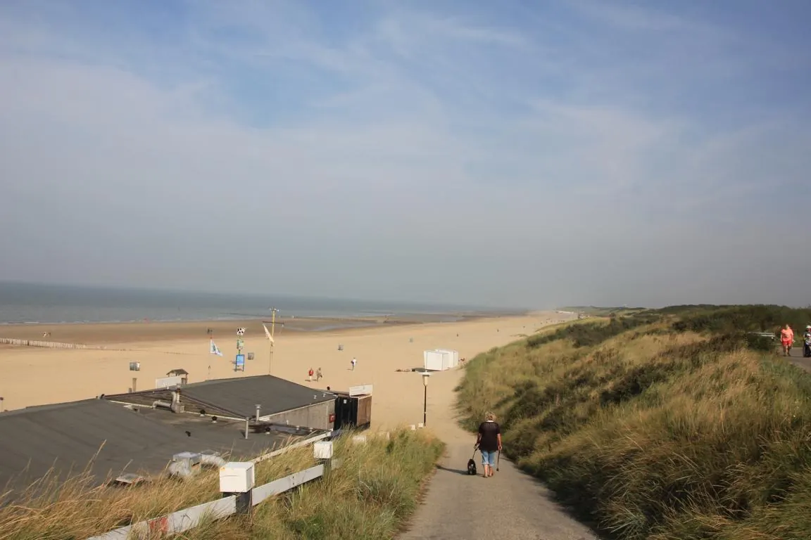 Weg durch die Dünen zum Strand von Cadzand-Bad