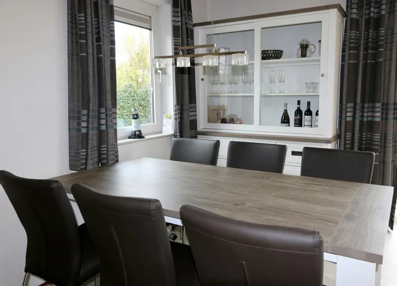 Esstisch mit großem Vitrinenschrank