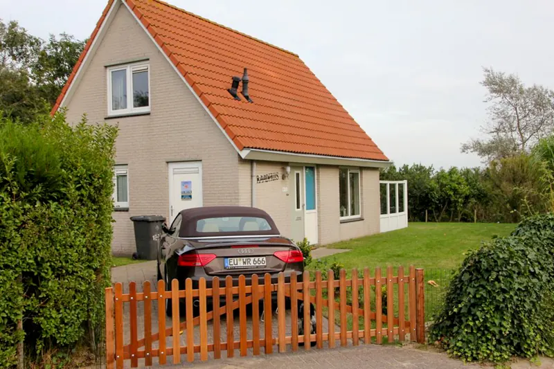 Eingezäuntes Grundstück mit eigenem Parkplatz