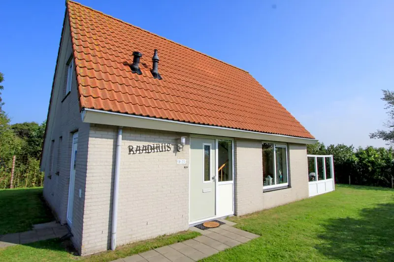 Das Raadhuis: freistehendes Ferienhaus mit rotem Ziegeldach und Garten