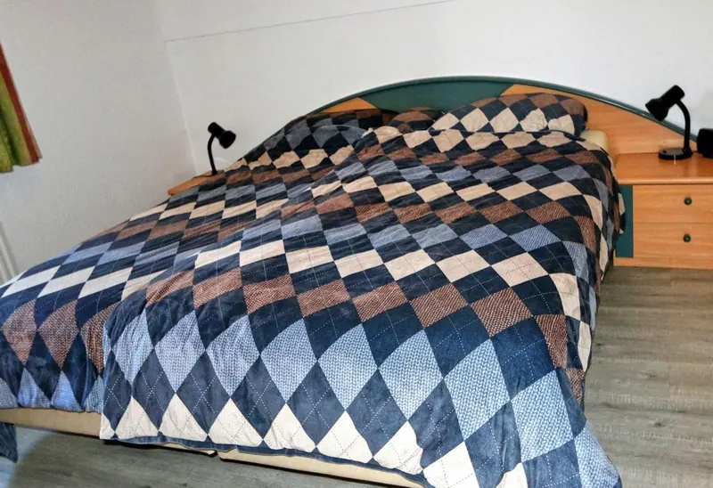 Schlafzimmer im Erdgeschoss mit Doppelbett