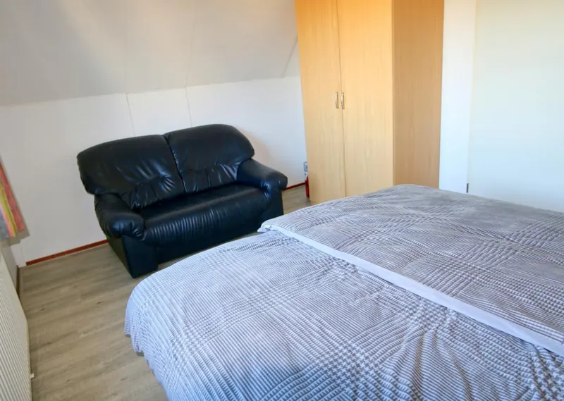 Schlafzimmer im Obergeschoss mit zwei Einzelbetten