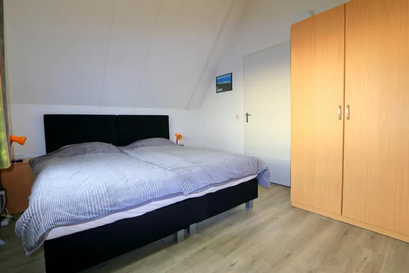 Schlafzimmer im Obergeschoss mit großem Doppelbett