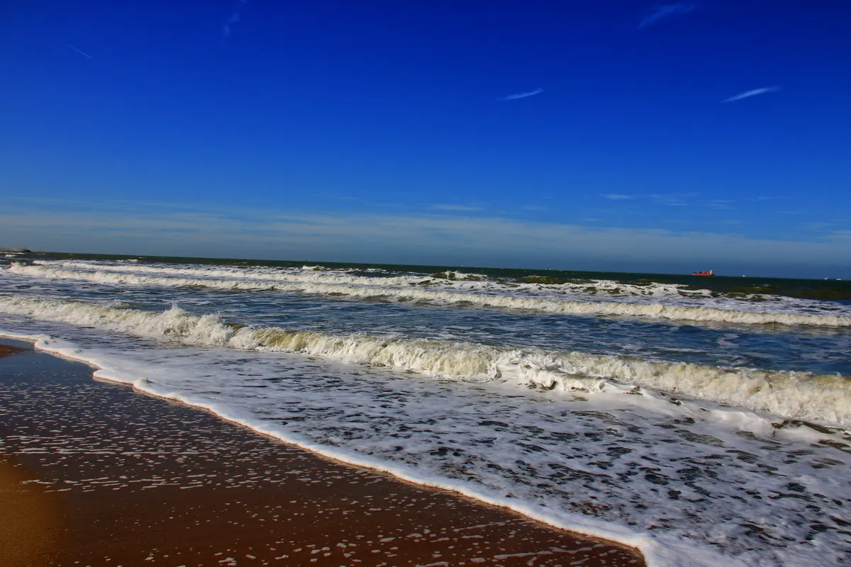 Breiter Sandstrand von Cadzand-Bad bei blauem Himmel