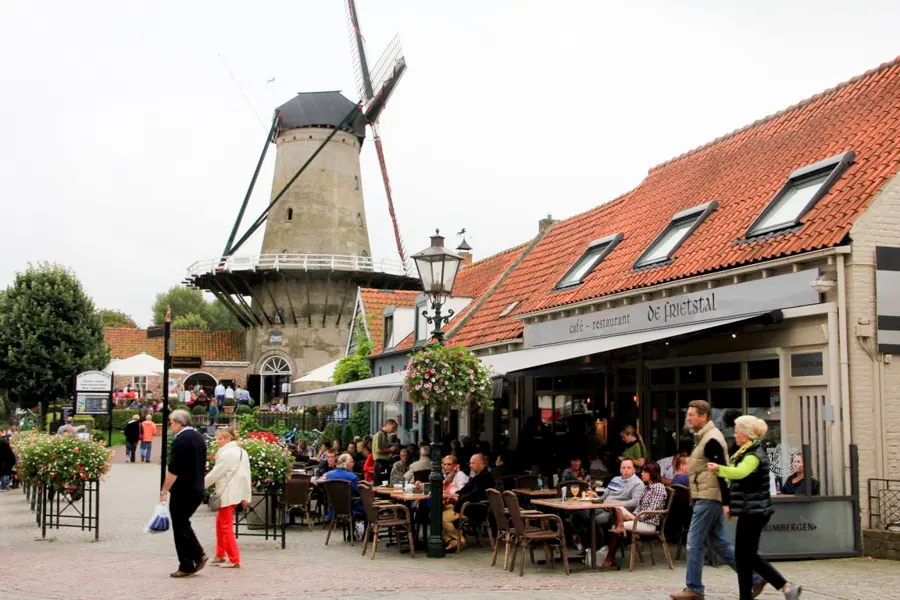 Café-Terrasse an einer Windmühle in der Umgebung von Cadzand